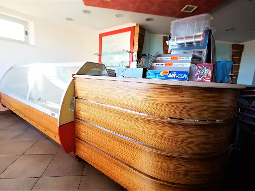 Immagine 4 di Locale commerciale in affitto  in Lungomare Europa a Martinsicuro