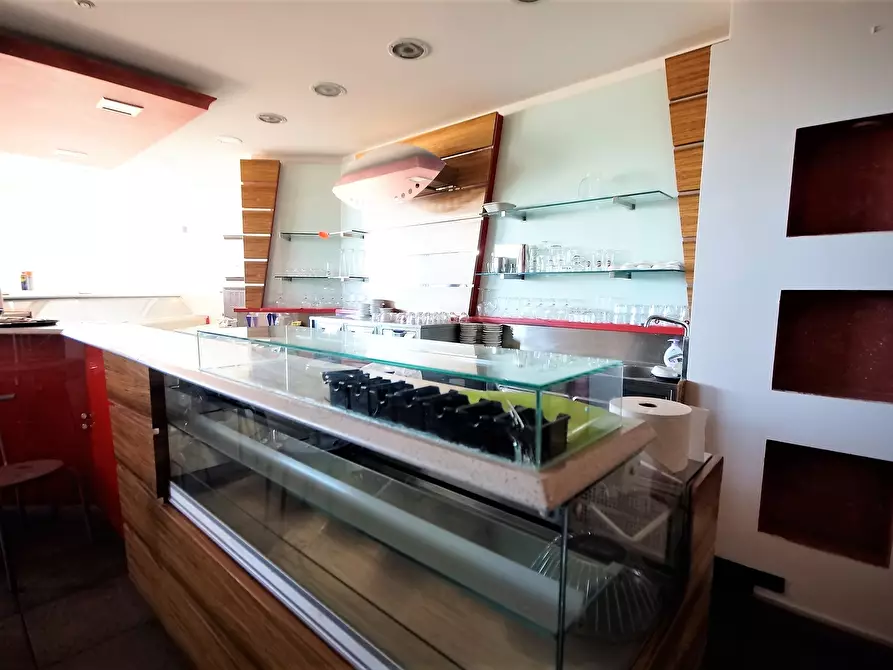 Immagine 5 di Locale commerciale in affitto  in Lungomare Europa a Martinsicuro