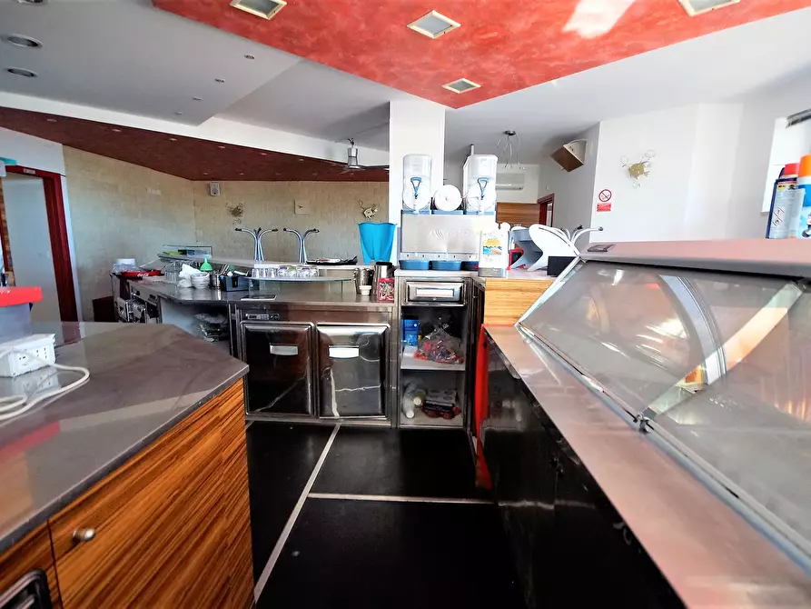 Immagine 6 di Locale commerciale in affitto  in Lungomare Europa a Martinsicuro