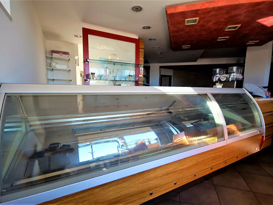 Immagine 7 di Locale commerciale in affitto  in Lungomare Europa a Martinsicuro