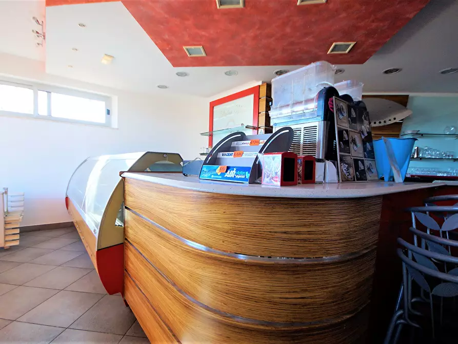 Immagine 8 di Locale commerciale in affitto  in Lungomare Europa a Martinsicuro