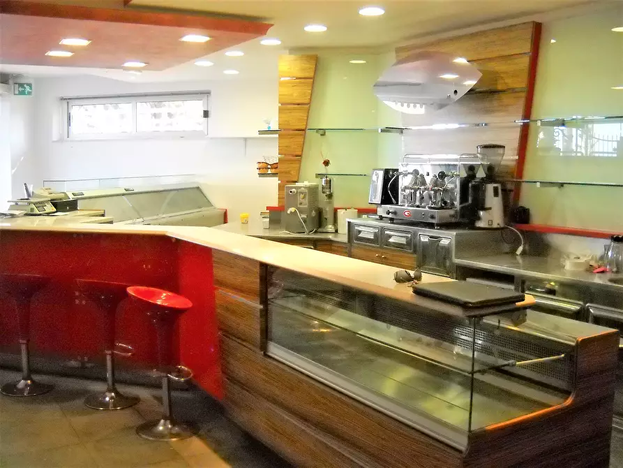 Immagine 11 di Locale commerciale in affitto  in Lungomare Europa a Martinsicuro