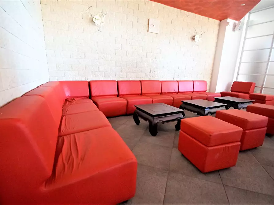 Immagine 9 di Locale commerciale in affitto  in Lungomare Europa a Martinsicuro