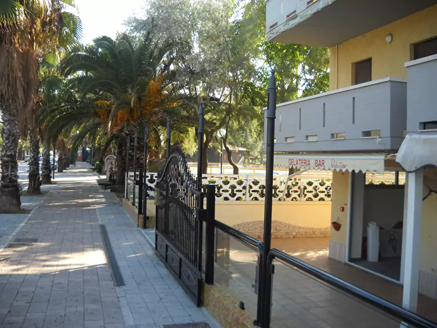 Immagine 10 di Locale commerciale in affitto  in Lungomare Europa a Martinsicuro