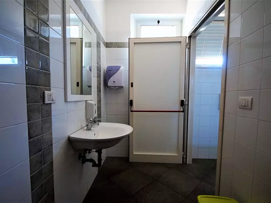 Immagine 12 di Locale commerciale in affitto  in Lungomare Europa a Martinsicuro