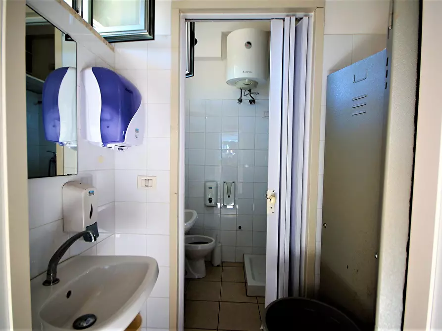 Immagine 13 di Locale commerciale in affitto  in Lungomare Europa a Martinsicuro