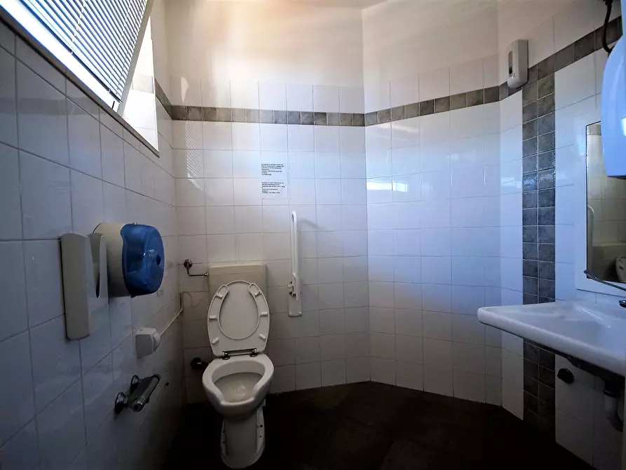 Immagine 15 di Locale commerciale in affitto  in Lungomare Europa a Martinsicuro