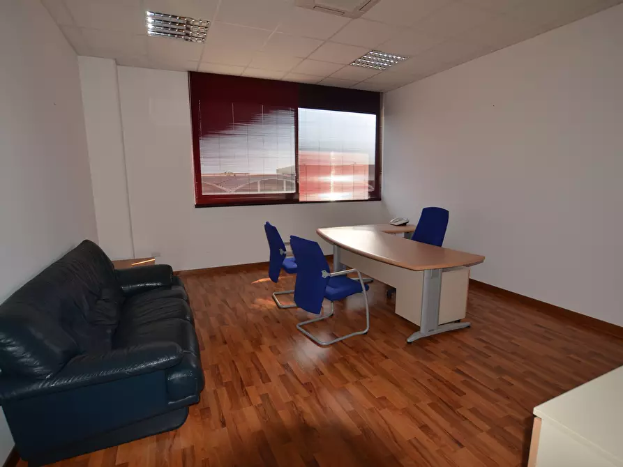 Immagine 2 di Locale commerciale in affitto  in Via Pomezia a San Benedetto Del Tronto