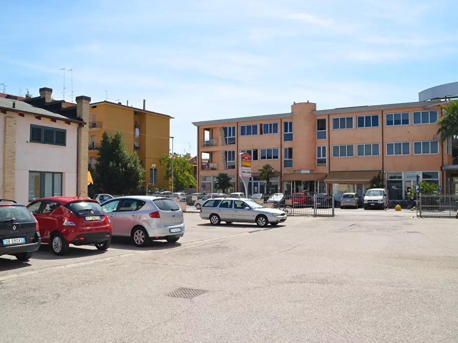 Immagine 1 di Attività commerciale in affitto  in Via E. Toti a San Benedetto Del Tronto