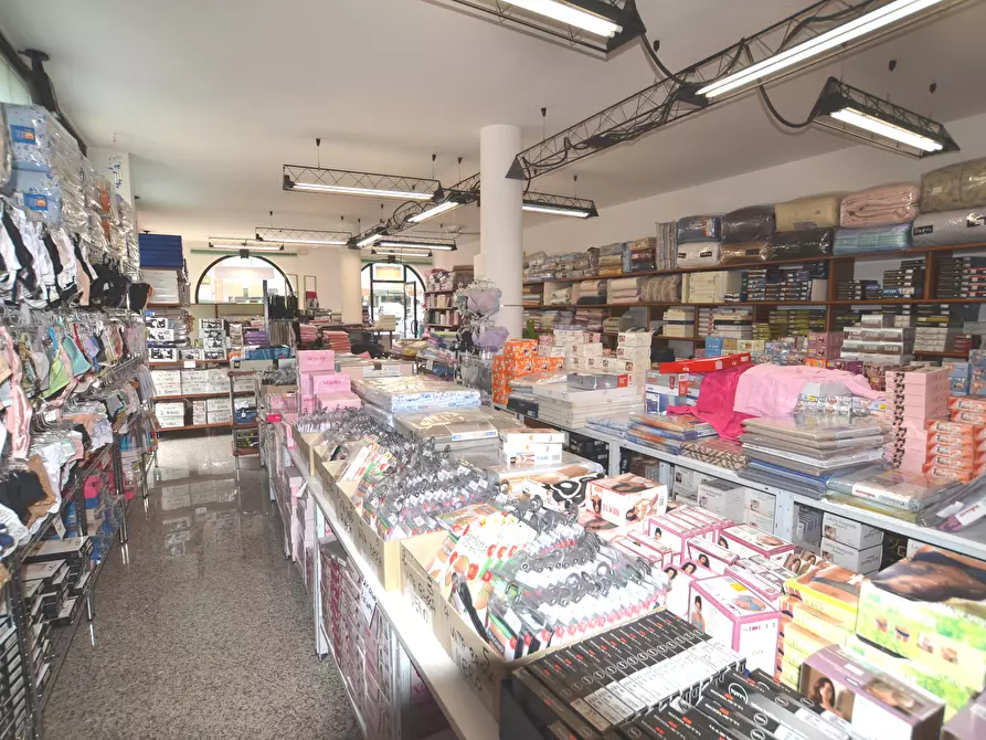 Immagine 6 di Locale commerciale in vendita  in Via Alfieri a San Benedetto Del Tronto