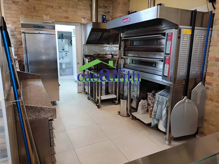 Immagine 13 di Locale commerciale in affitto  in Viale B. Croce a Chieti