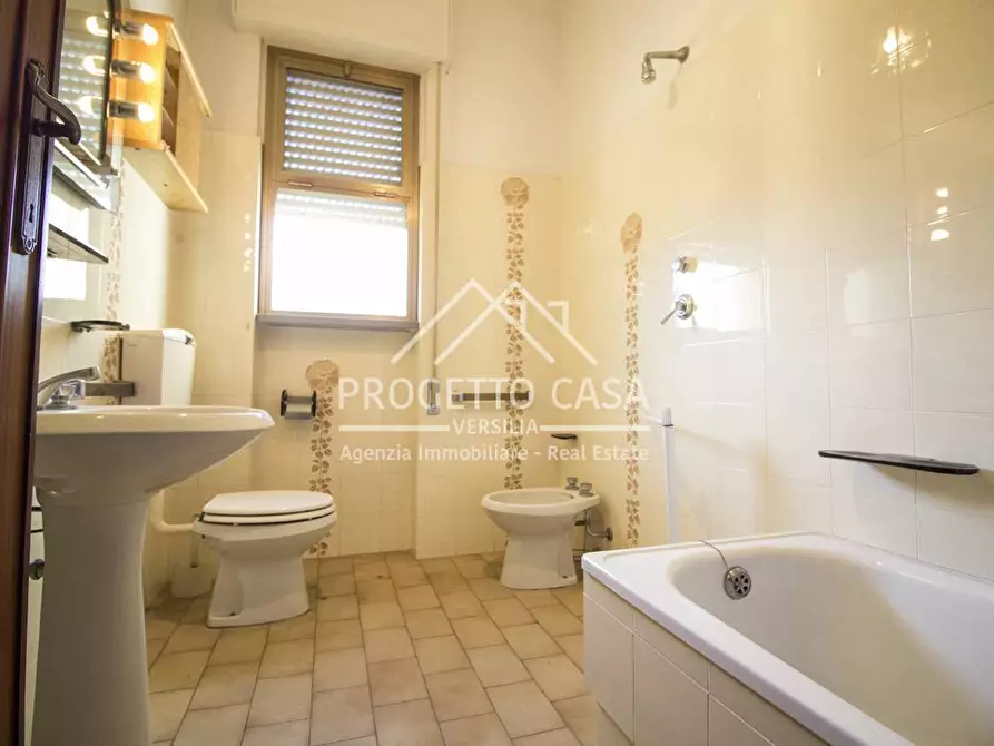 Immagine 21 di Appartamento in vendita  in Via Bari a Viareggio