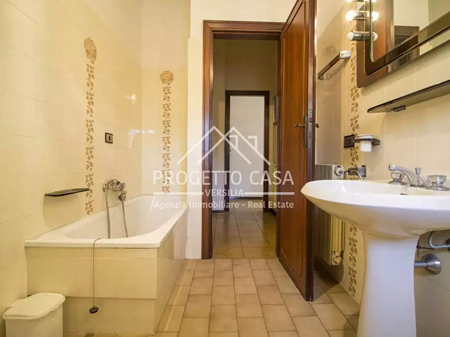 Immagine 22 di Appartamento in vendita  in Via Bari a Viareggio