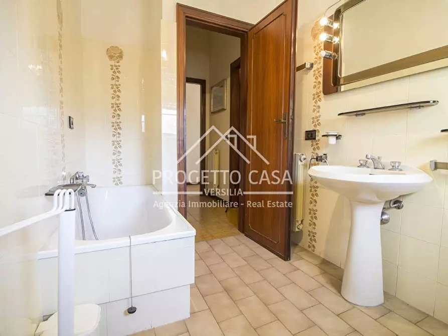 Immagine 23 di Appartamento in vendita  in Via Bari a Viareggio