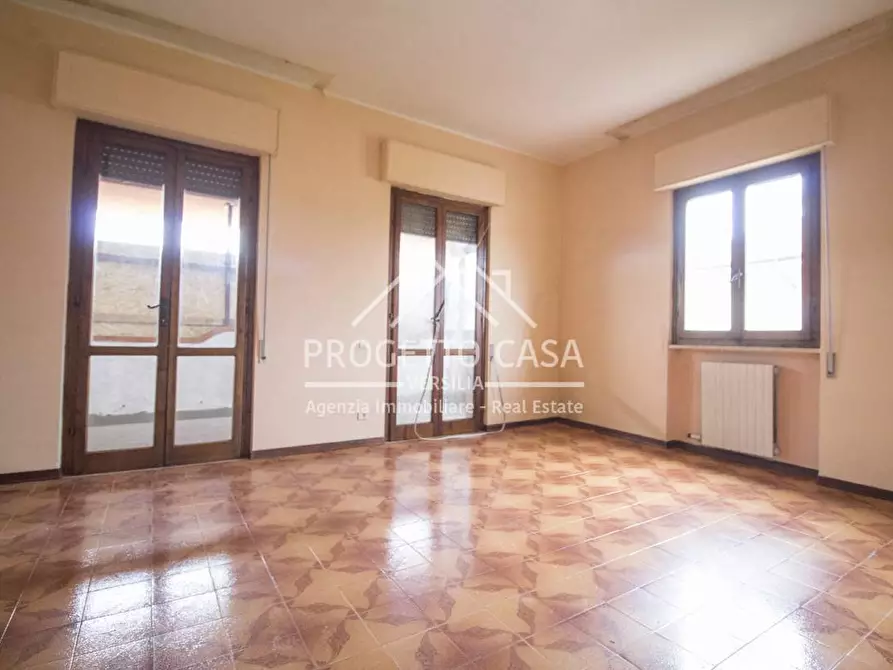 Immagine 1 di Appartamento in vendita  in via roma torre del lago a Viareggio