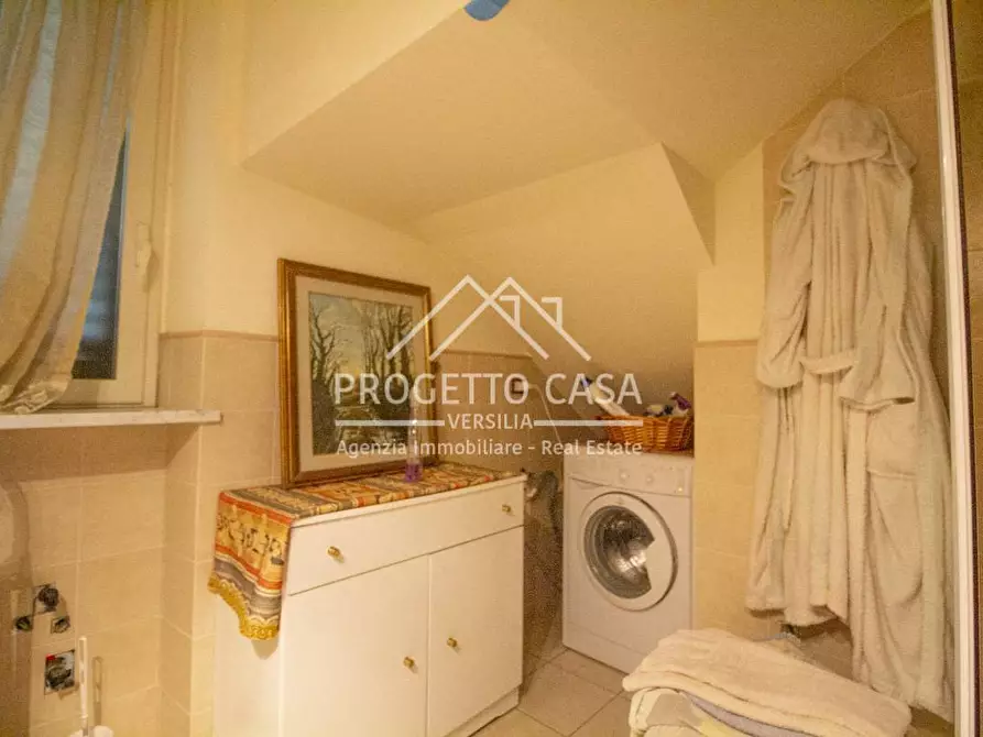 Immagine 21 di Casa indipendente in vendita  in via chini a Camaiore