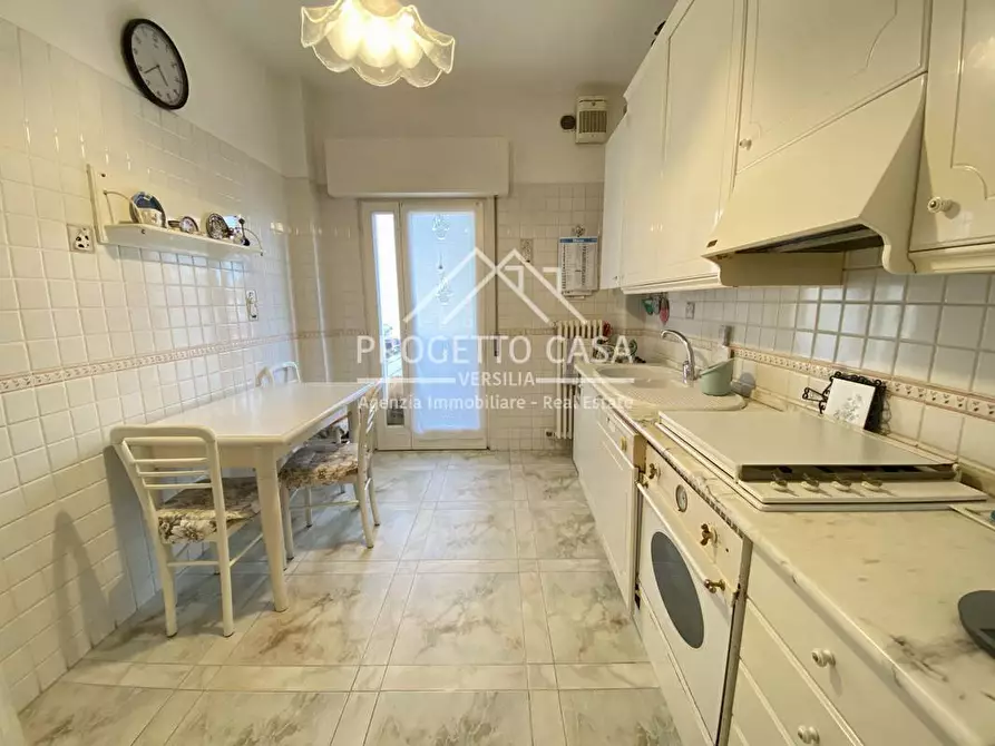 Immagine 2 di Appartamento in vendita  in VIA TOMEONI a Camaiore