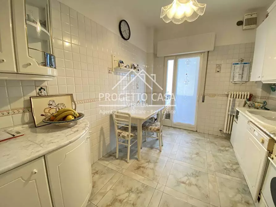 Immagine 3 di Appartamento in vendita  in VIA TOMEONI a Camaiore