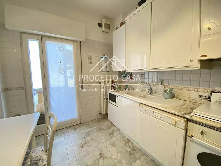 Immagine 5 di Appartamento in vendita  in VIA TOMEONI a Camaiore