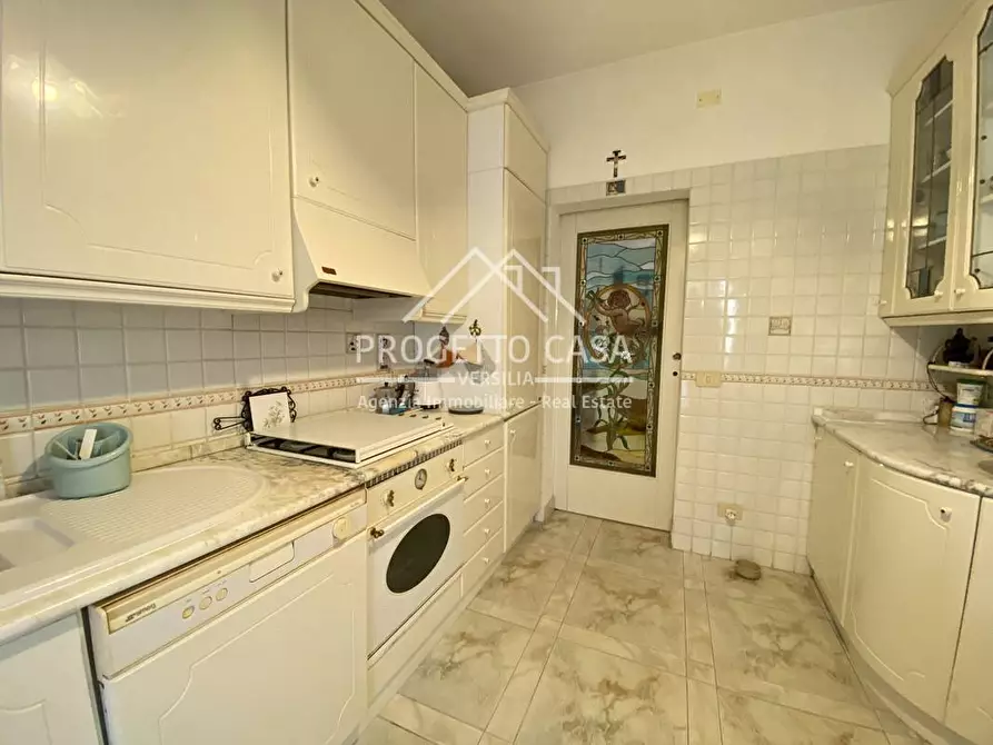 Immagine 9 di Appartamento in vendita  in VIA TOMEONI a Camaiore