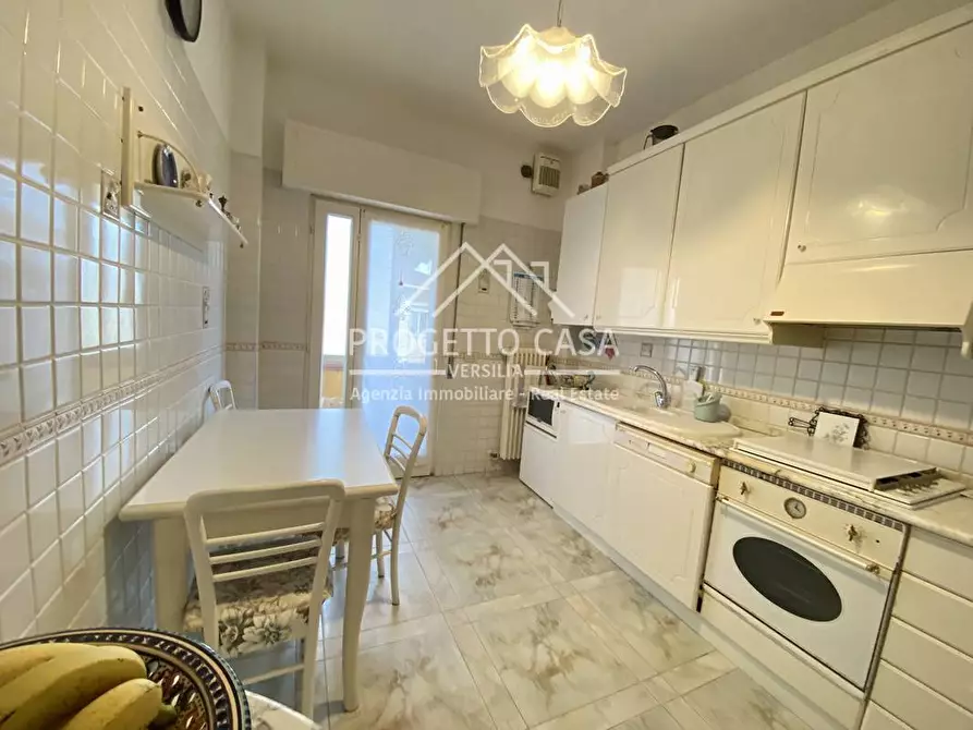 Immagine 10 di Appartamento in vendita  in VIA TOMEONI a Camaiore