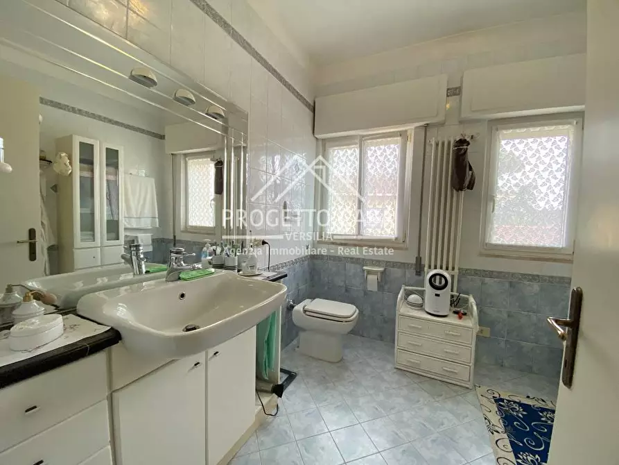 Immagine 17 di Appartamento in vendita  in VIA TOMEONI a Camaiore