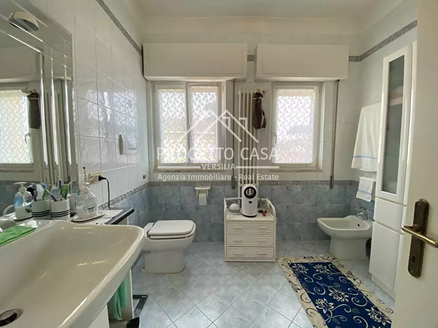 Immagine 18 di Appartamento in vendita  in VIA TOMEONI a Camaiore