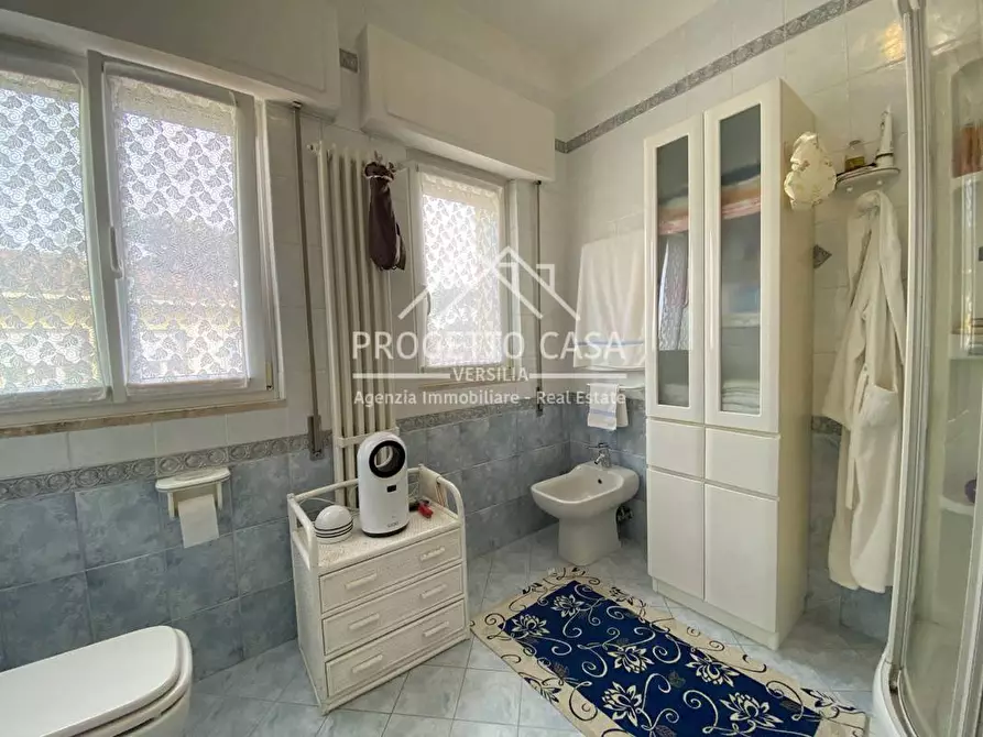 Immagine 19 di Appartamento in vendita  in VIA TOMEONI a Camaiore