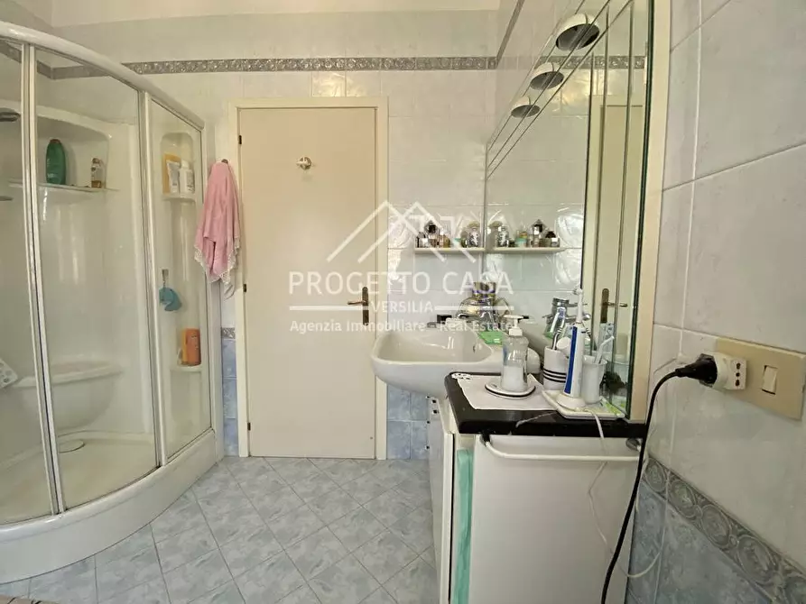 Immagine 20 di Appartamento in vendita  in VIA TOMEONI a Camaiore