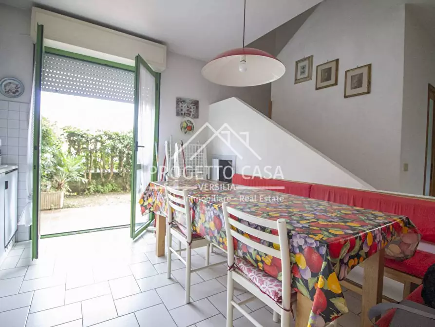 Immagine 4 di Appartamento in vendita  in via genova a Viareggio