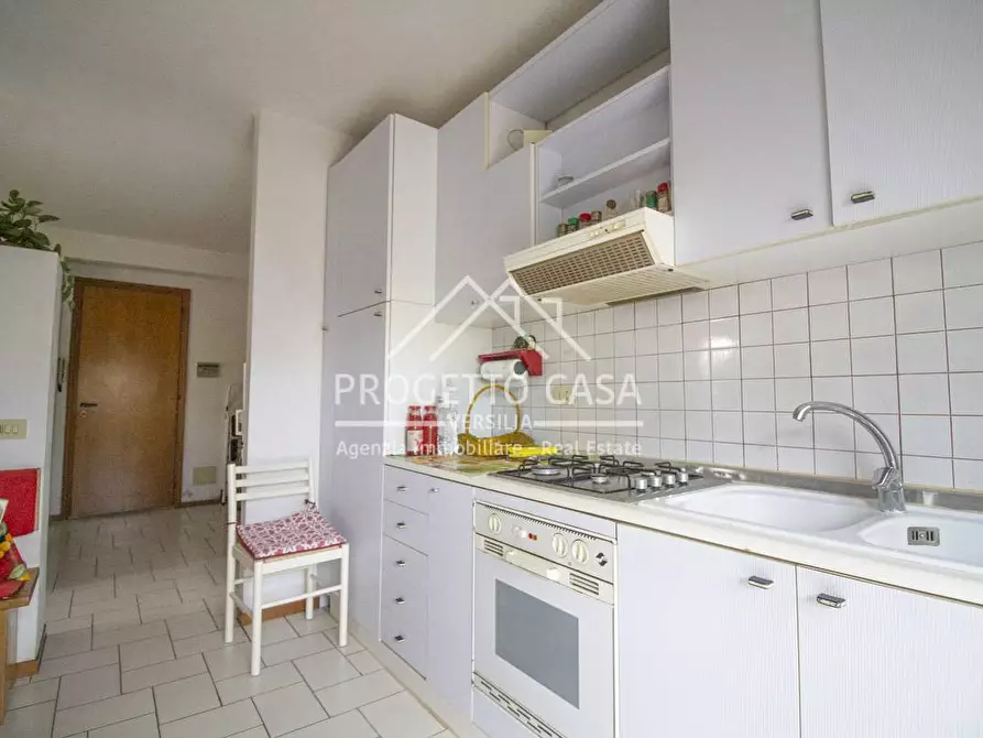 Immagine 5 di Appartamento in vendita  in via genova a Viareggio