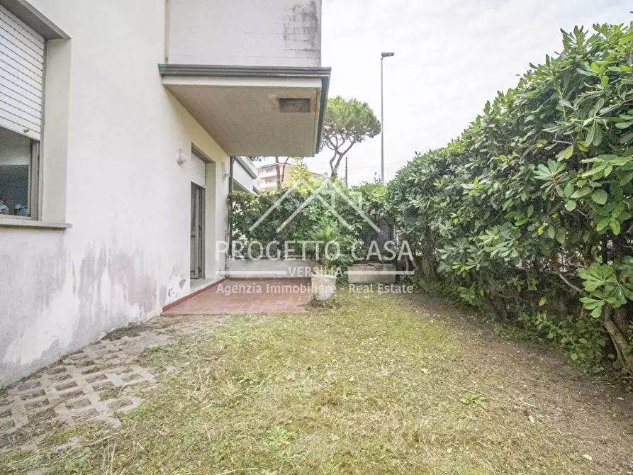 Immagine 29 di Appartamento in vendita  in via genova a Viareggio