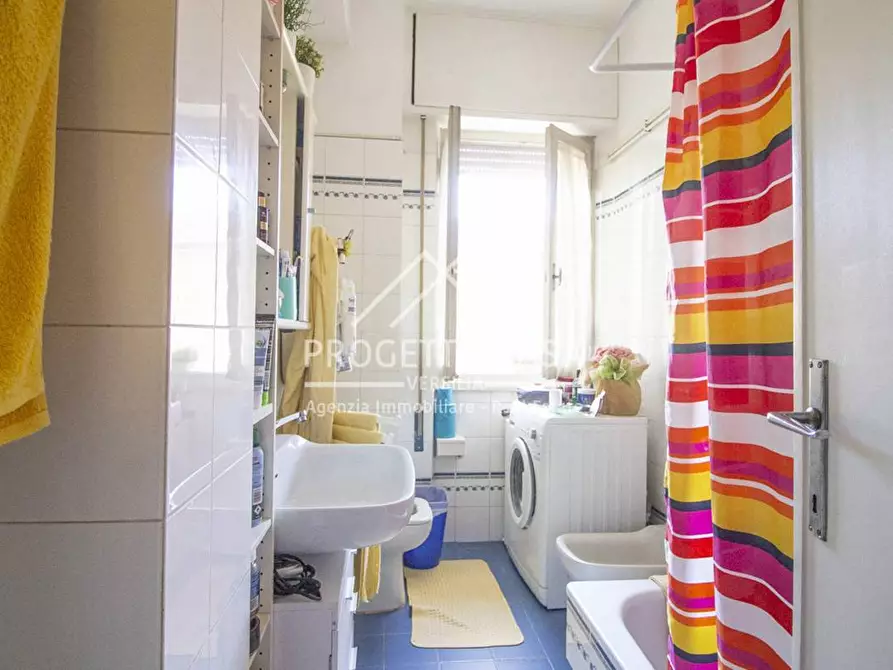 Immagine 21 di Appartamento in vendita  in via della mimosa a Viareggio