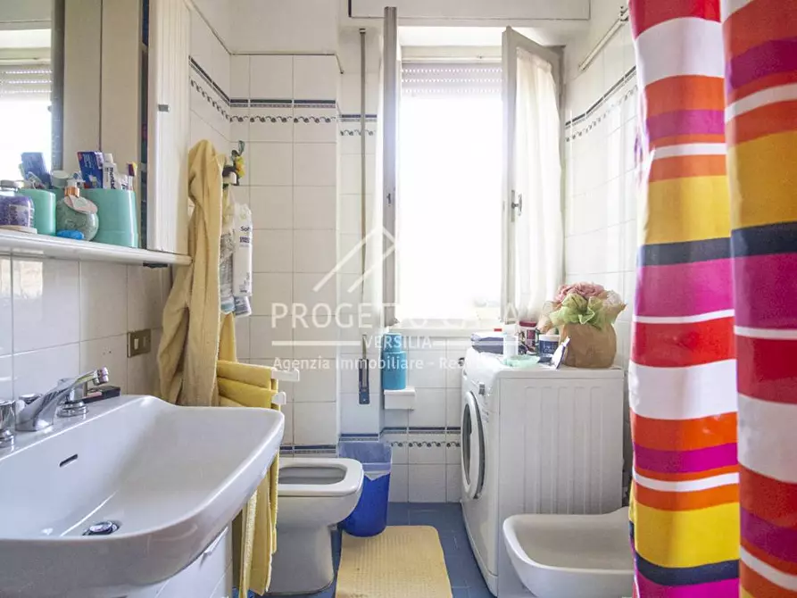 Immagine 22 di Appartamento in vendita  in via della mimosa a Viareggio