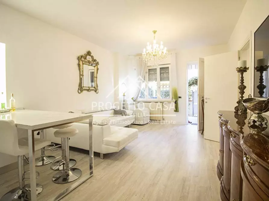 Immagine 3 di Appartamento in vendita  in VIA SAN MARTINO TORRE DEL LAGO a Viareggio