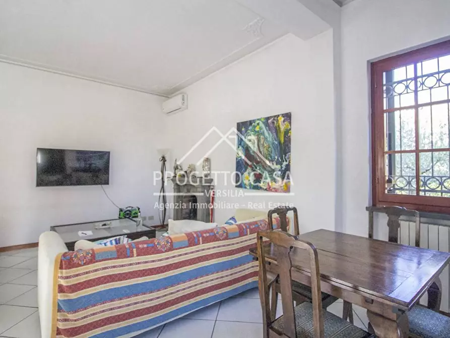 Immagine 2 di Casa indipendente in vendita  in via chini a Camaiore