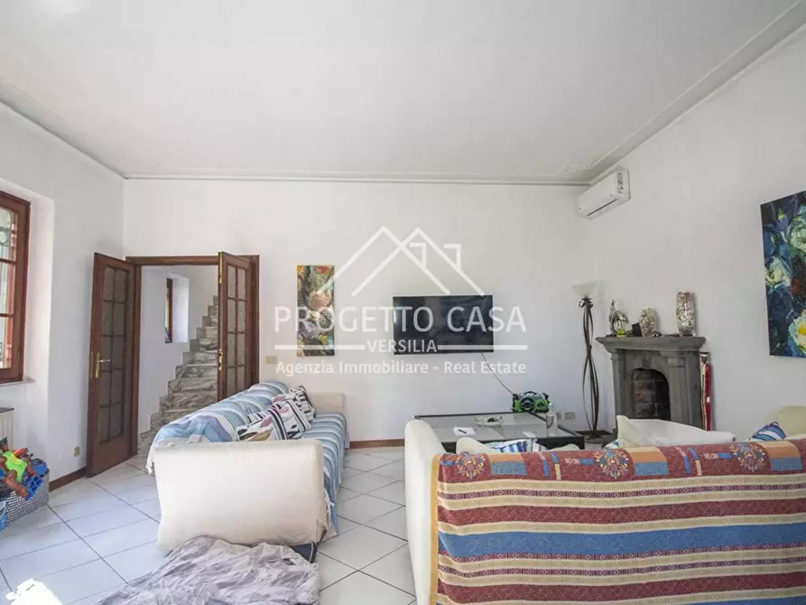 Immagine 3 di Casa indipendente in vendita  in via chini a Camaiore