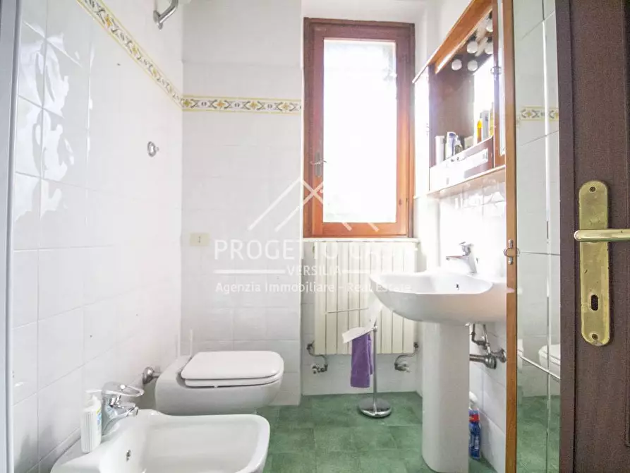 Immagine 13 di Casa indipendente in vendita  in via chini a Camaiore