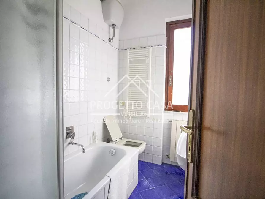 Immagine 17 di Casa indipendente in vendita  in via chini a Camaiore