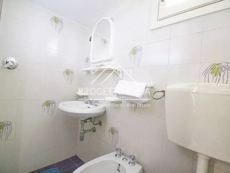 Immagine 26 di Casa indipendente in vendita  in via chini a Camaiore