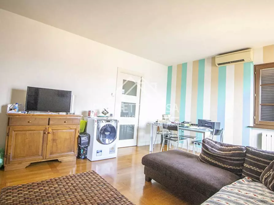 Immagine 3 di Appartamento in vendita  in VIA pitagora a Camaiore