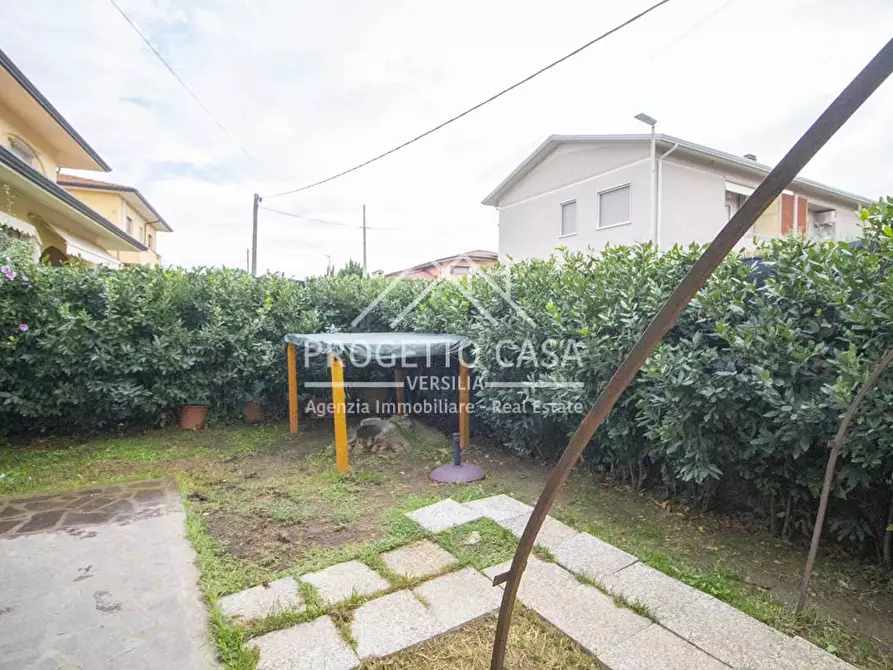 Immagine 5 di Casa indipendente in vendita  in VIA DELLA PACE a Camaiore