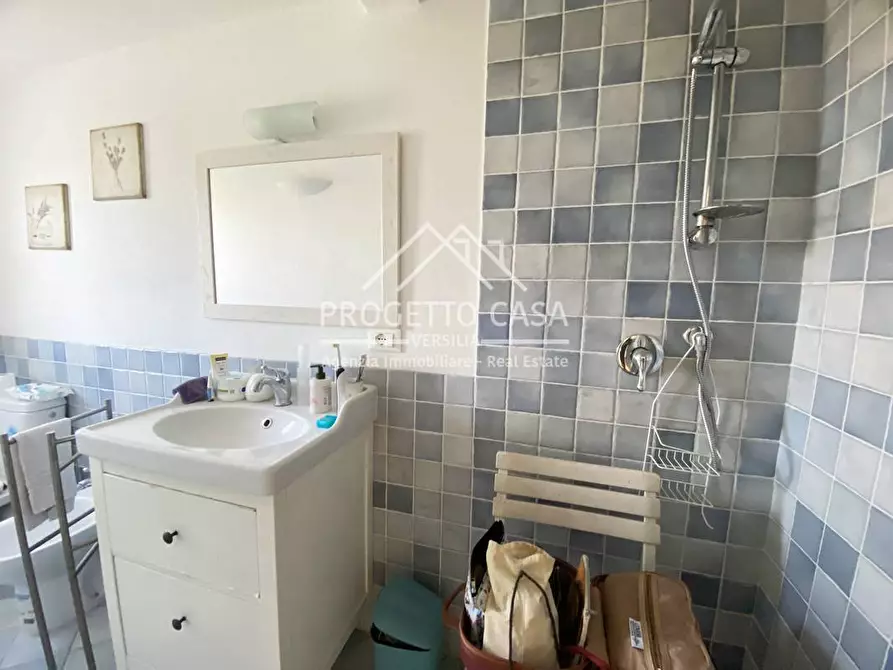 Immagine 28 di Casa indipendente in vendita  in via doninzetti a Camaiore