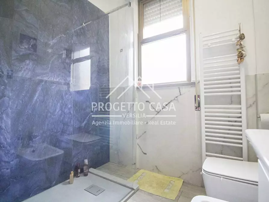 Immagine 30 di Appartamento in vendita  in via piave a Viareggio