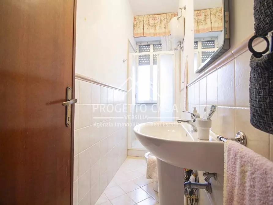 Immagine 19 di Appartamento in vendita  in VIA BOCCHERINI a Camaiore