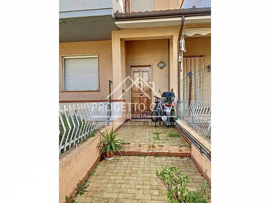 Immagine 21 di Appartamento in vendita  in via achille grandi a Viareggio