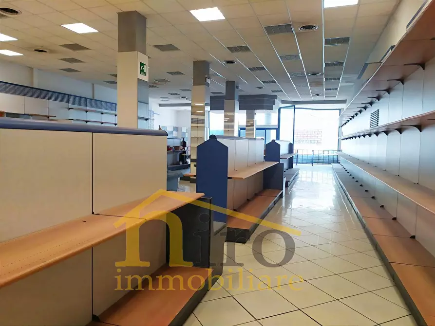 Immagine 4 di Locale commerciale in affitto  in VIA LAGO DI CAMPOTOSTO a Pescara