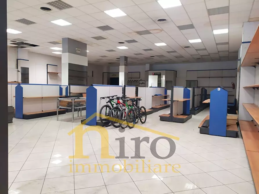 Immagine 5 di Locale commerciale in affitto  in VIA LAGO DI CAMPOTOSTO a Pescara