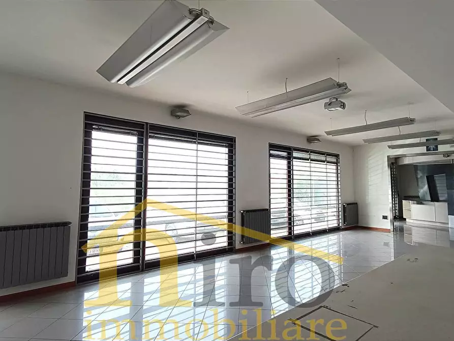 Immagine 3 di Locale commerciale in vendita  in Via Sangro a Spoltore