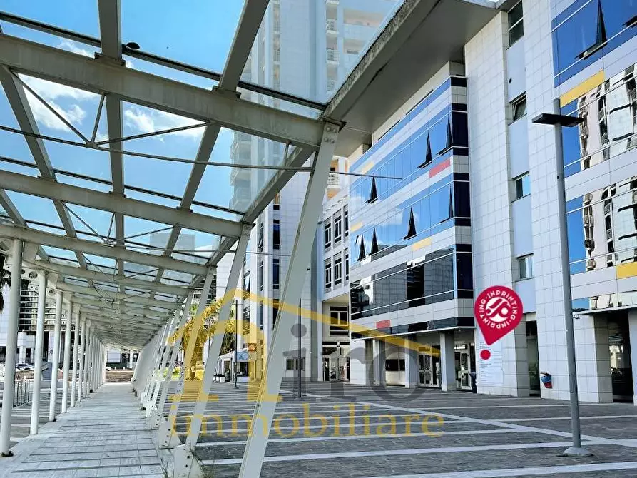 Immagine 2 di Locale commerciale in vendita  in PIAZZA ETTORE TROILO a Pescara